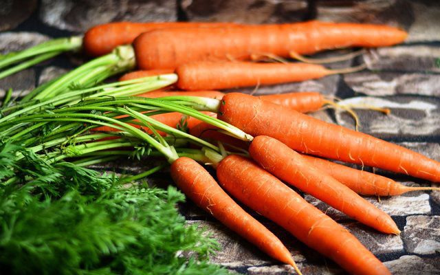 Полив моркови в открытом грунте: как часто?